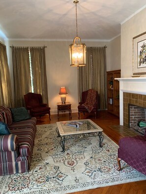 Smart-TV, peis og bøker