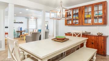 Casa, varias camas, cocina, vistas al jardín | Restauración