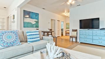 Condo, Berbilang Katil, Kitchen, Garden View | Ruang tamu | TV