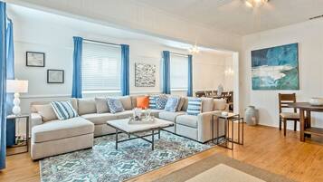 Condo, Berbilang Katil, Kitchen, Garden View | Ruang tamu | TV