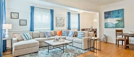 Apartment, Mehrere Betten, Küche, Gartenblick | Wohnbereich | Fernseher