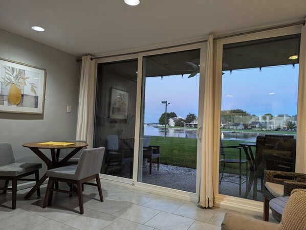 Dining - Beautiful sunrises waterfront condo with boat docking on backyard (Montgomery)