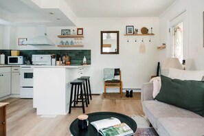 Télévision, livres, chaîne hi-fi