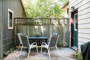 Outdoor dining - Sunlit + Tranquil 2 Bedroom Home | Rewild House (Picton)