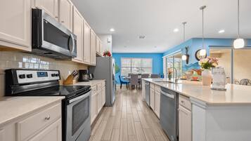 Refrigerador, microondas, horno y lavavajillas