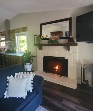 Smart-TV, Kamin, Bücher