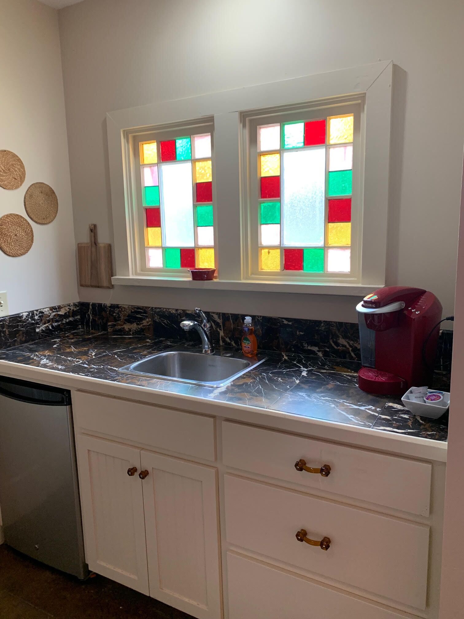 Réfrigérateur, micro-ondes, cafetière/bouilloire