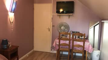 4 bedrooms, iron/ironing board, travel crib, free WiFi