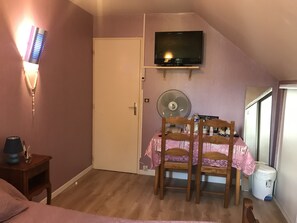 4 makuuhuonetta, silitysrauta/-lauta, vauvan matkasänky, ilmainen Wi-Fi