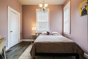 2 室のベッドルーム、デスク、WiFi (無料)、ベッドシーツ