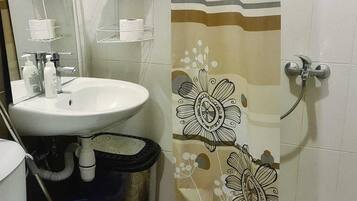 Een douche, een haardroger, handdoeken, zeep