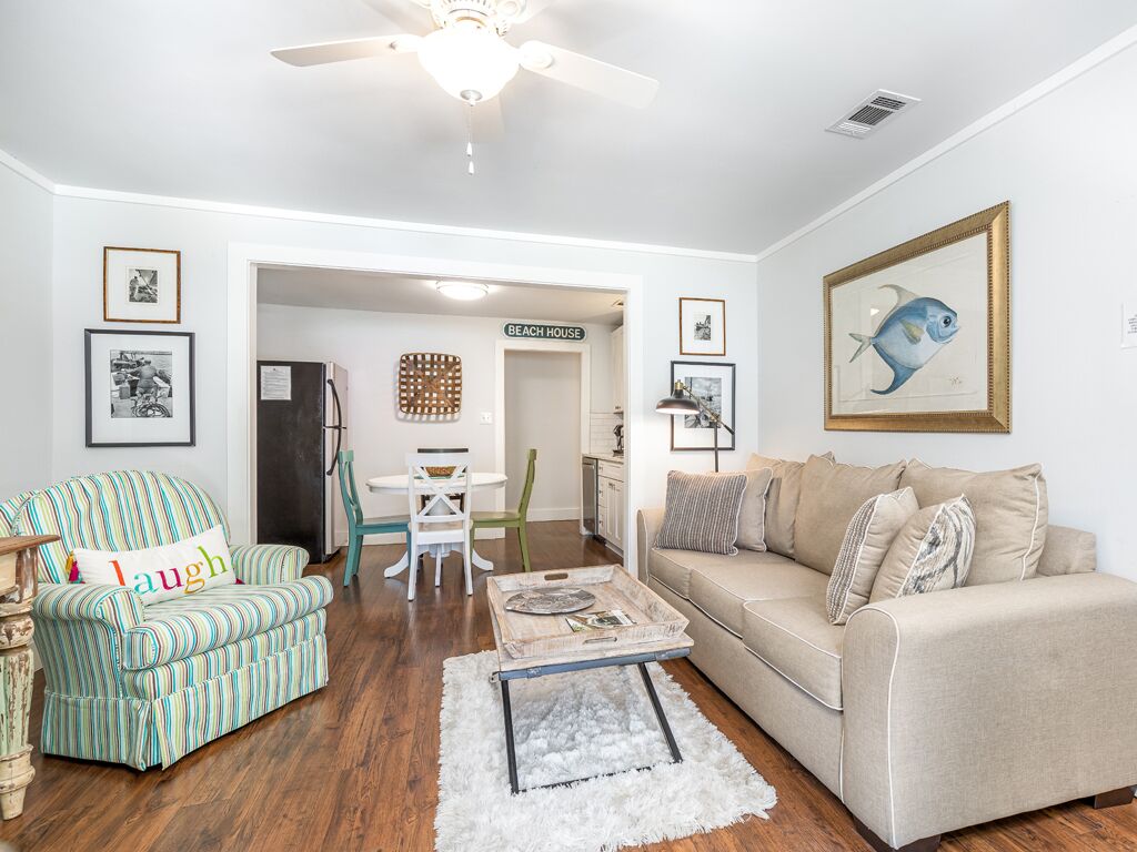 Casa de campo, varias camas, cocina, vista al jardín | Área de sala de estar | Televisión de 40 pulgadas con canales digitales 