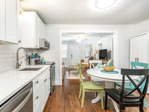 Casa de campo, varias camas, cocina, vista al jardín | Cocina privada | Refrigerador, microondas, horno y parrilla de estufa 