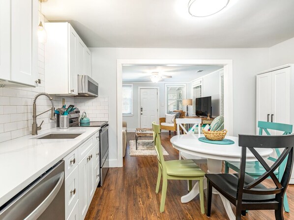 Casa de campo, varias camas, cocina, vista al jardín | Cocina privada | Refrigerador, microondas, horno y parrilla de estufa 