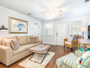 Casa de campo, varias camas, cocina, vista al jardín | Área de sala de estar | Televisión de 40 pulgadas con canales digitales 