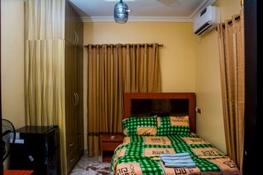 1 bedroom, desk, iron/ironing board, bed sheets - JPO | Ensuite 1BED Apartment (Oluyole, Ibadan) (Ibadan)
