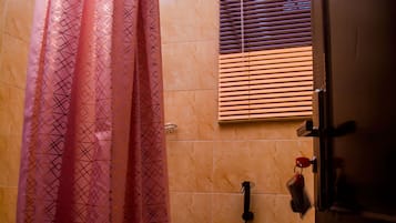 Ducha, toallas y papel higiénico