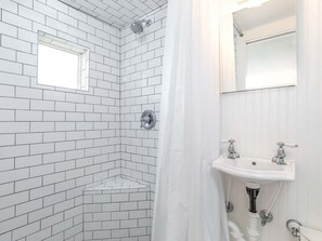 House, Multiple Beds, Pool Access, Pool View | Bathroom | Towels