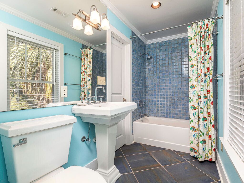 Un bagno con WC, lavabo e vasca da bagno.