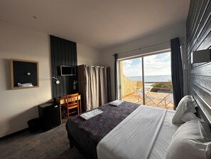 Comfort Room | Skrivbord, arbetsyta för laptop och sängkläder