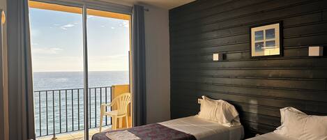 Bella Vista Room | Desk, laptop workspace, bed sheets