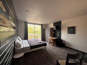Terra Corsa Room | Escritorio, espacio para trabajar con un portátil, ropa de cama
