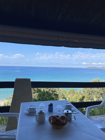 Daily buffet breakfast for a fee. Hotel à Rena d'Oru