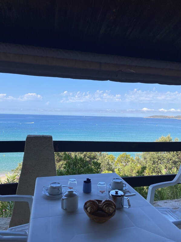 بوفيه فطور يوميًا بتكلفة قدرها (12 EUR للشخص)