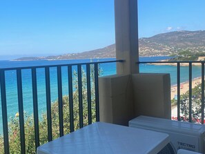 ห้องแฟมิลี่ | โต๊ะทำงาน, พื้นที่ทำงานแบบใช้แล็ปท็อป, ผ้าปูที่นอน