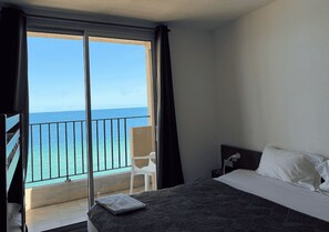 Family Room | Desk, laptop workspace, bed sheets - Hotel à Rena d'Oru (Coggia)