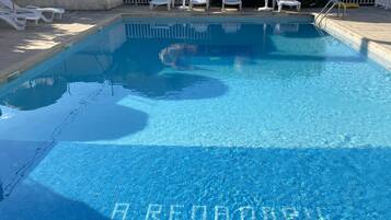 Una piscina al aire libre de temporada