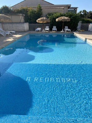 En säsongsöppen utomhuspool