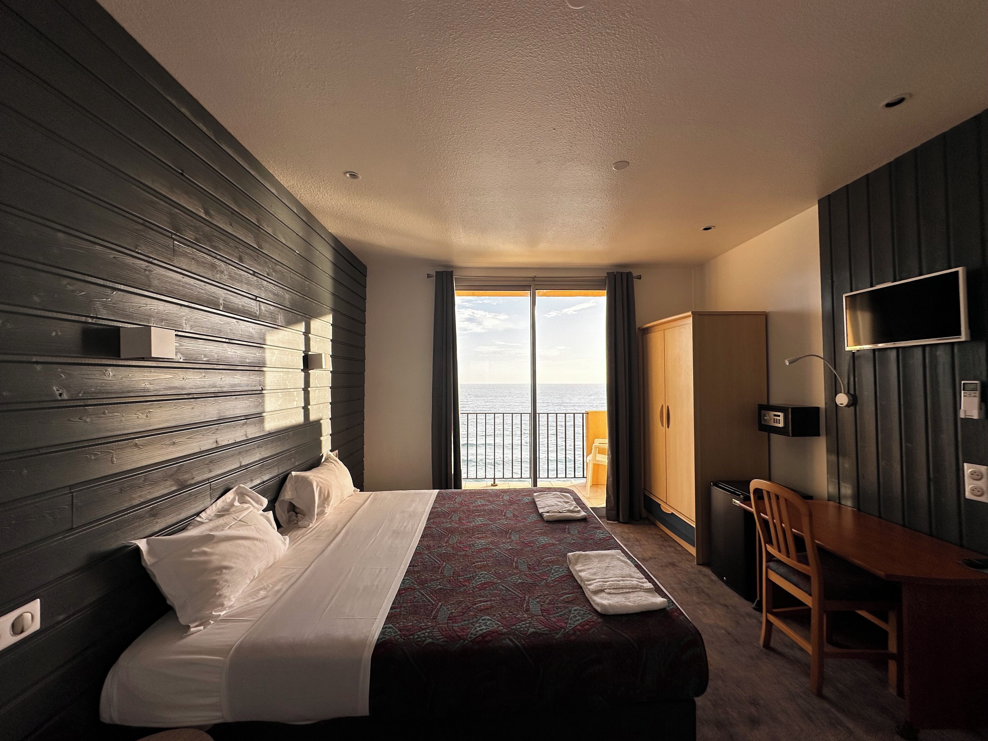 Bella Vista Room | Meja kerja, ruang kerja ramah laptop, dan seprai linen