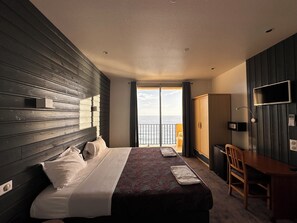 مكتب ومساحة عمل للكمبيوتر المحمول وملاءات أسرّة