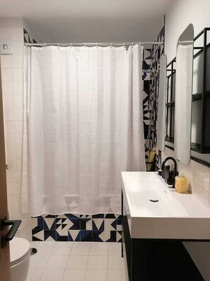 Ensemble douche/baignoire, bidet