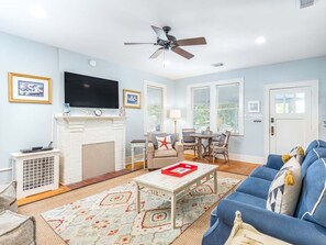 Casa, letti multipli, cucina, vista giardino | Area soggiorno | TV