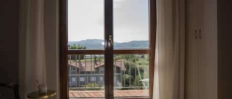 6 habitaciones, tabla de planchar con plancha y cuna de viaje