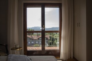 6 dormitoris, planxa i posts de planxar i un bressol de viatge 