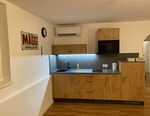 Kühlschrank, Mikrowelle, Herdplatte, Wasserkocher mit Kaffee-/Teezubehör