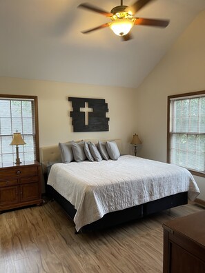 2 soverom, skrivebord, strykejern/-brett og wi-fi (inkludert)