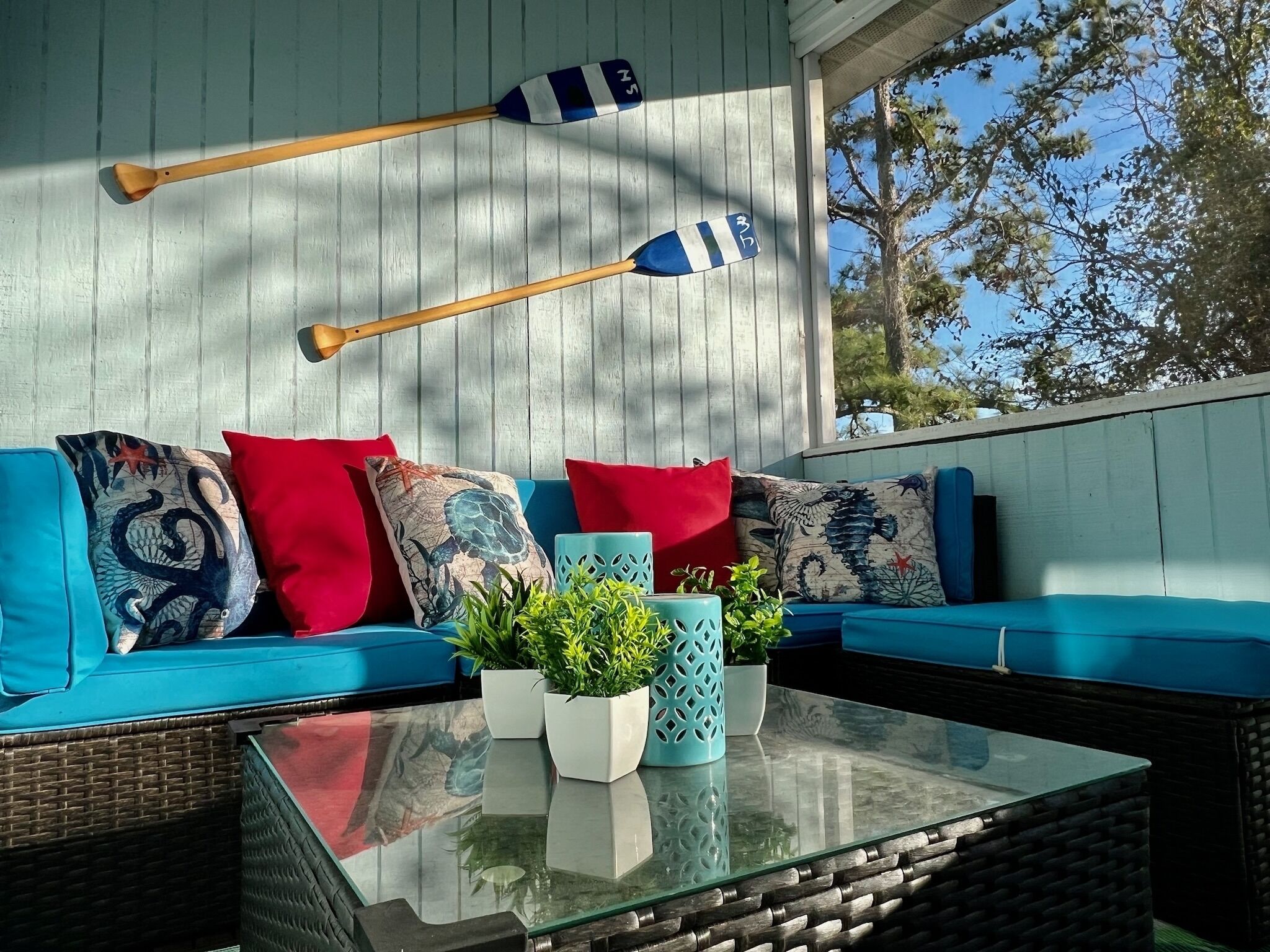 Townhouse off Main St. 3br/2ba, free 2 car parking, free EV charging. Renovated