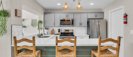 冷蔵庫、電子レンジ、オーブン、コンロ