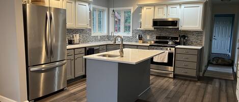 ثلاجة، ميكروويف، فرن، موقد طهي مسطح