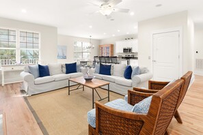 Casa, varias camas, cocina, vistas al jardín | Zona de estar | Televisión de 40 pulgadas con canales digitales