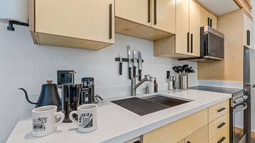 KylskÄp, mikrovÄgsugn, ugn och spishÀll