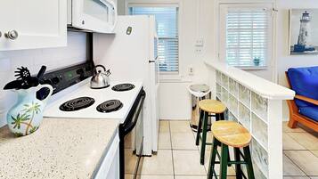 Condo, 1 giường cỡ king và sofa giường, bếp, quang cảnh vườn | Bếp riêng | Tủ lạnh, lò vi sóng, lò nướng, bếp nấu