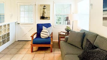 Condo, 1 giường cỡ king và sofa giường, bếp, quang cảnh vườn | Khu phòng khách | TV