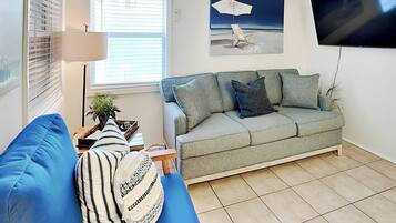 Leilighet, 1 kingsize-seng med sovesofa, kjøkken, hageutsikt | Oppholdsområde | TV