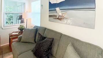 Condo, 1 giường cỡ king và sofa giường, bếp, quang cảnh vườn | Khu phòng khách | TV