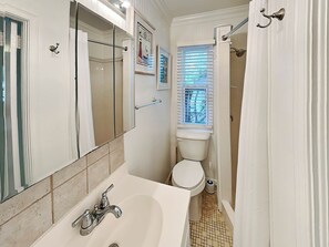 Condo, 1 très grand lit et 1 canapé-lit, cuisine, vue sur le jardin | Salle de bain | Serviettes fournies, papier de toilette